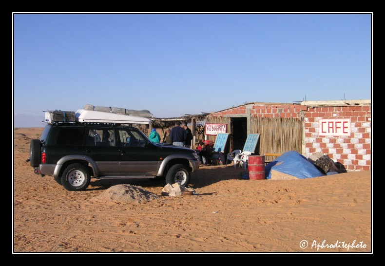 140 Arret dans un cafe du desert sur la piste de Douz